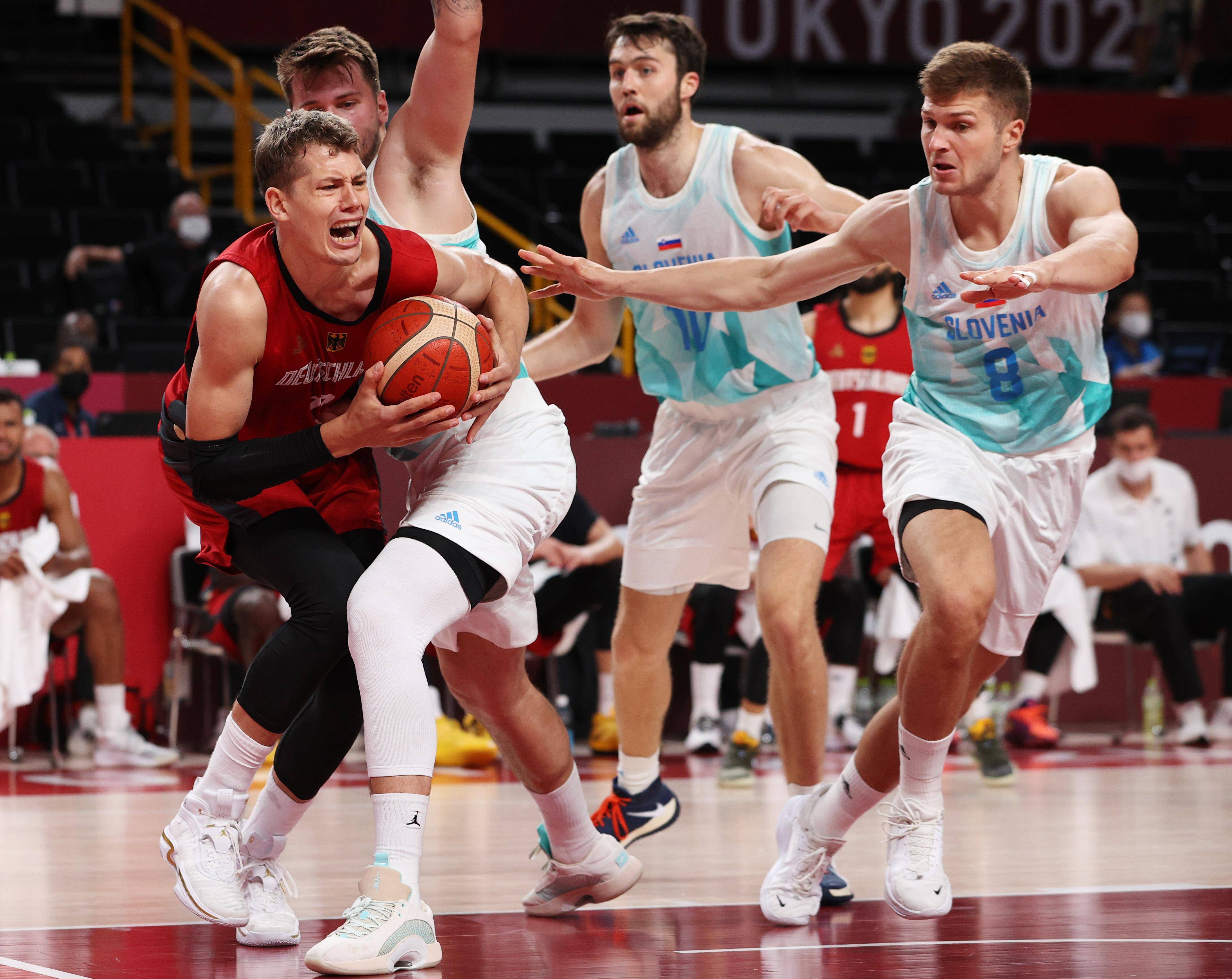 B体育体育培训-斯洛伐克队在足球比赛中全力以赴