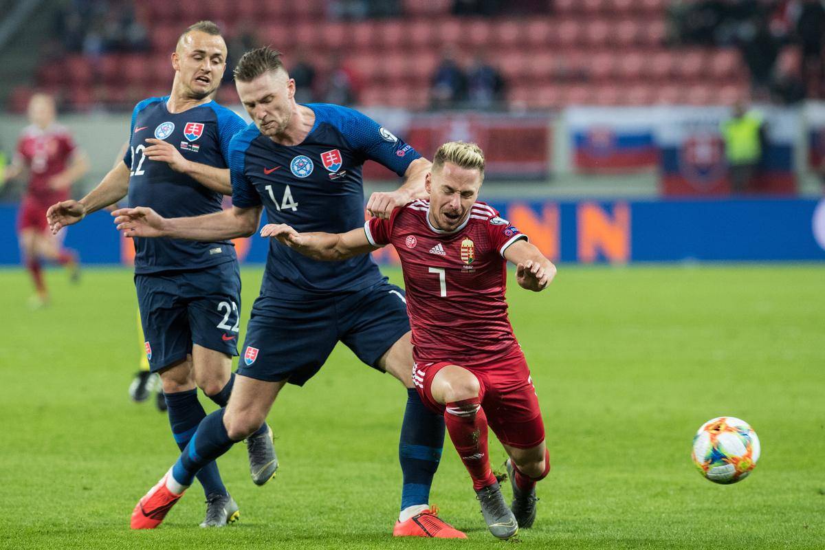 斯洛伐克队在足球比赛中全力以赴