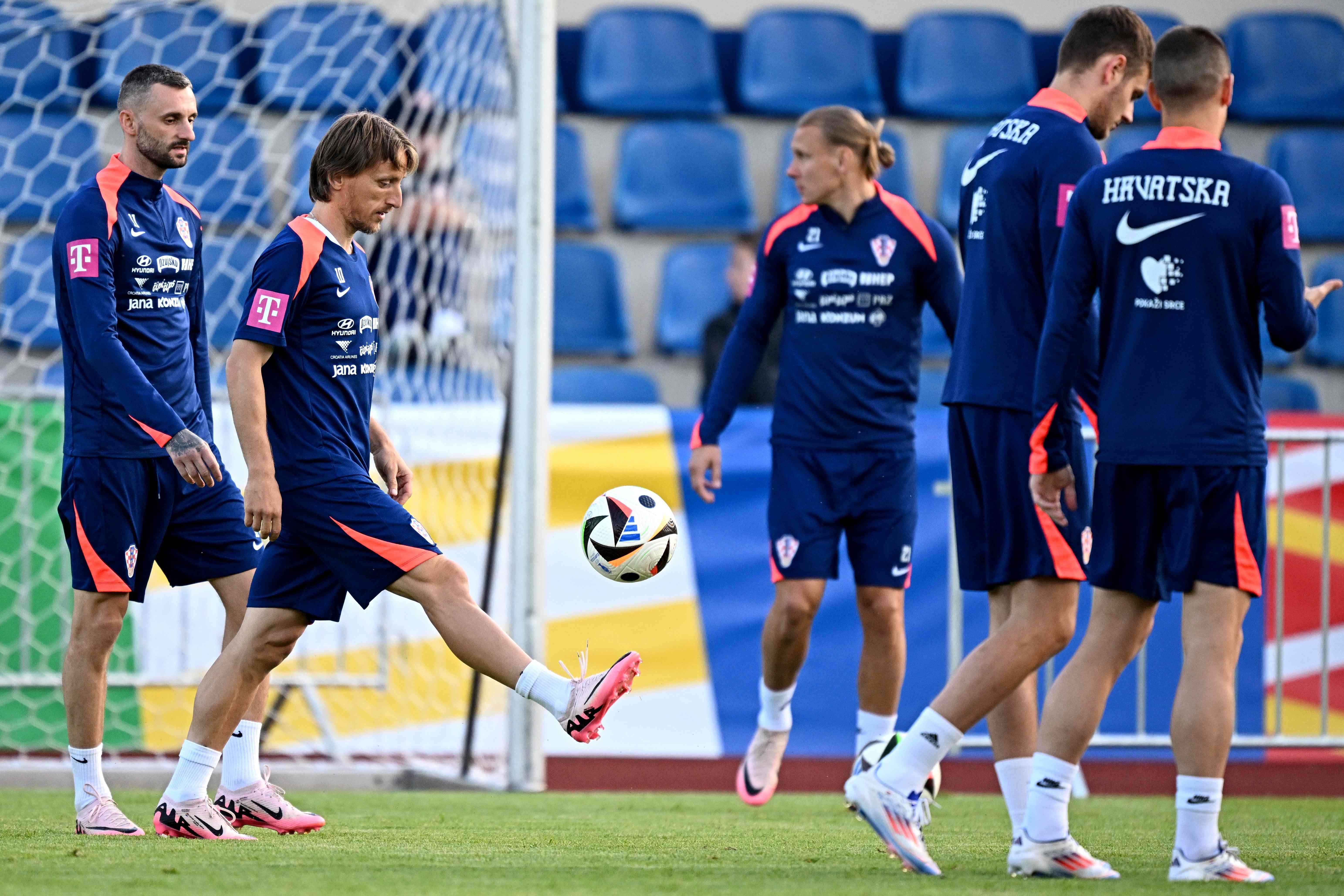 捷克共和国险胜克罗地亚，晋级欧预赛四强的简单介绍