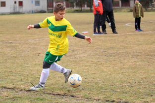 B体育体育电竞-热闹足球对决再掀热潮，球队奋力拼搏