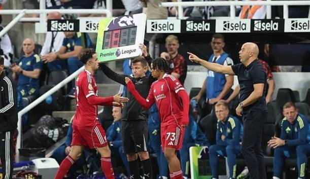 包含瓦伦西亚客场逆转，取得关键胜利的词条