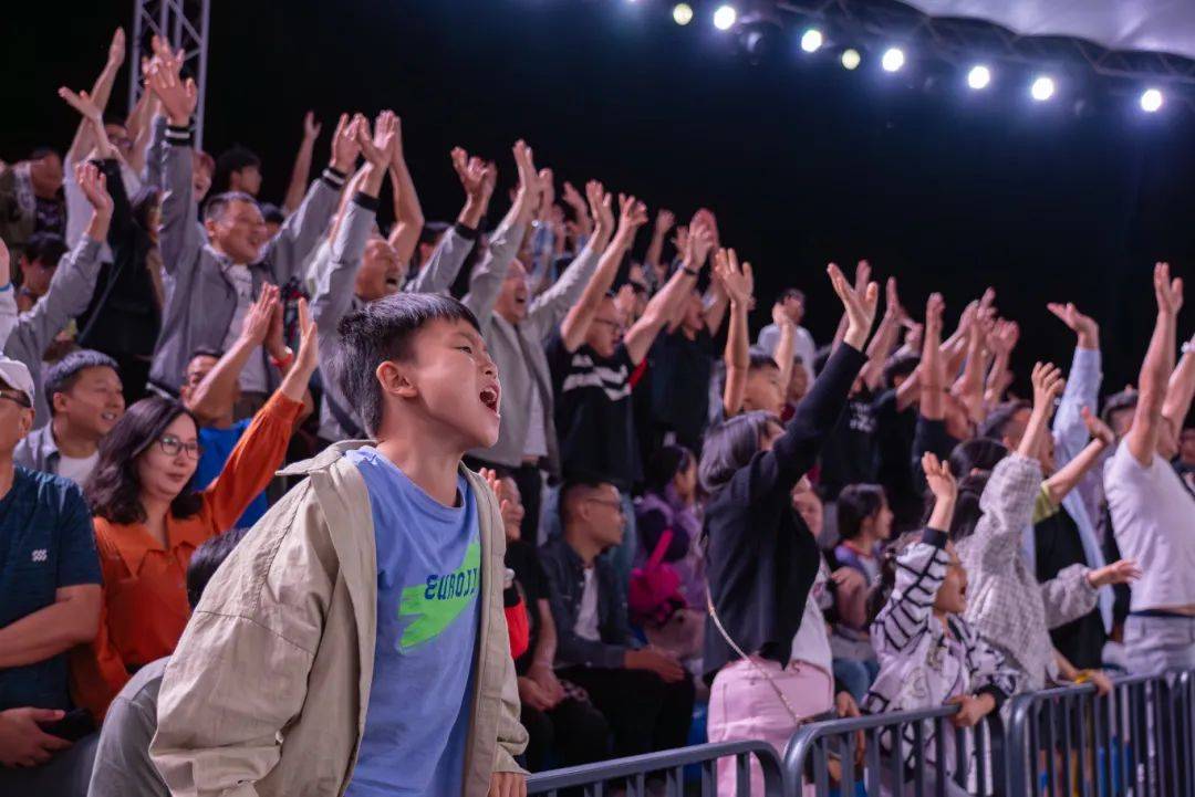 精湛技艺展现赛场精彩，观众尽情感受篮球魅力的简单介绍