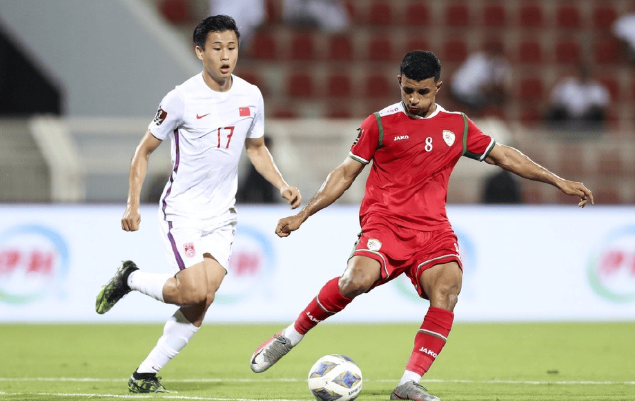 中国足球队出征国际比赛,备受瞩目 中国足球队出征国际比赛,备受瞩目