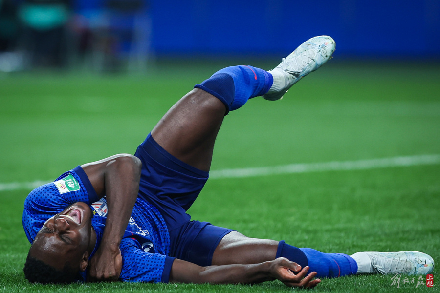 申花队员受伤离场,球队陷入困境 申花队员受伤离场,球队陷入困境