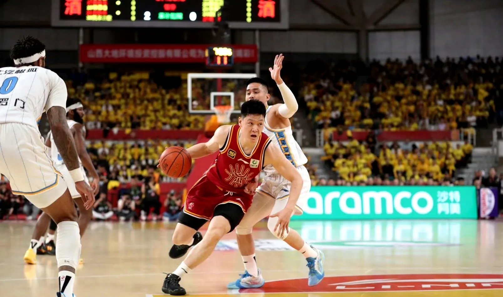 关于比赛节奏快速，投篮成绩稳定双方势均力敌的信息