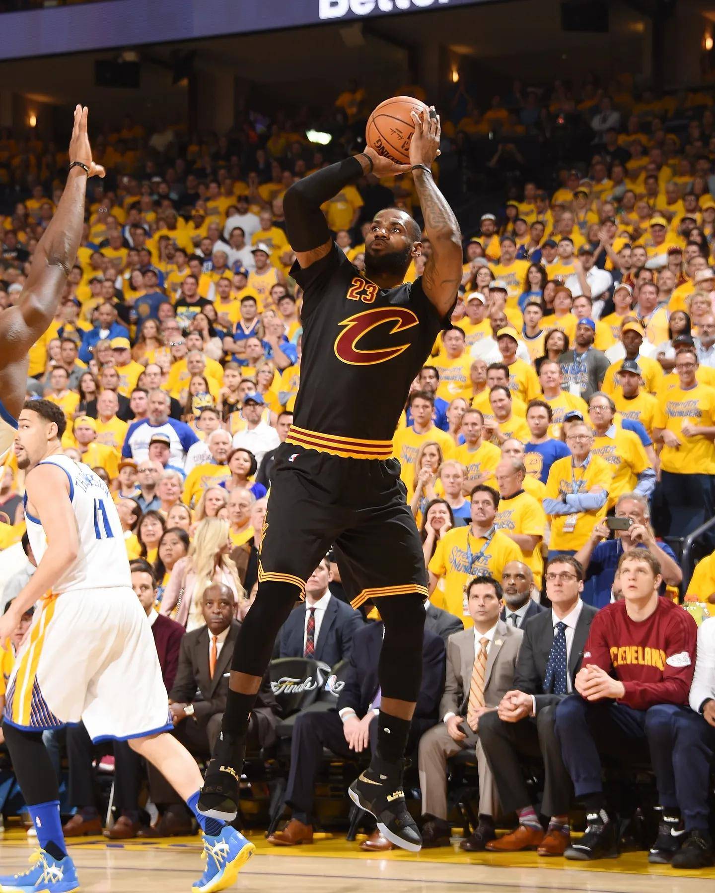 包含勇士主场击败骑士，总决赛前两场取得2-0领先优势的词条