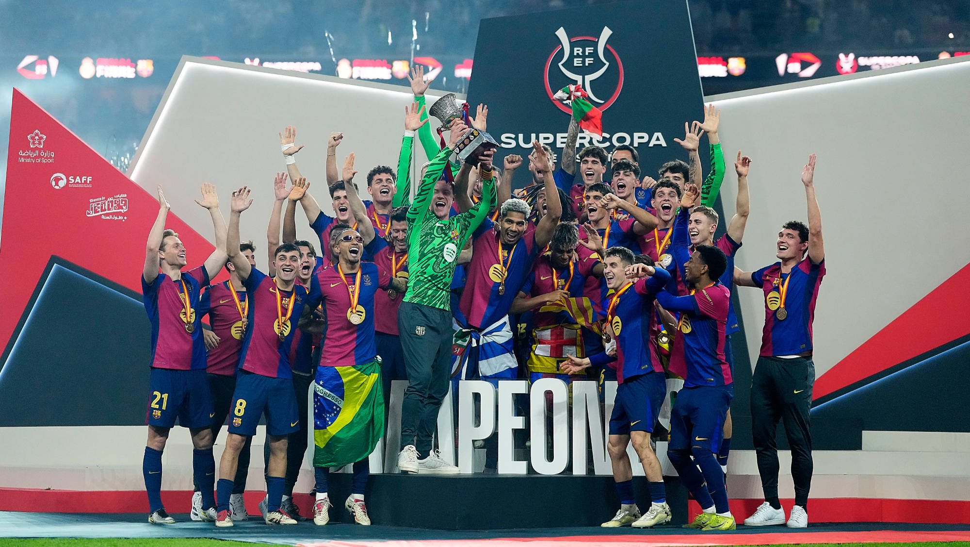 超级联赛冠军获得宝贵的胜利